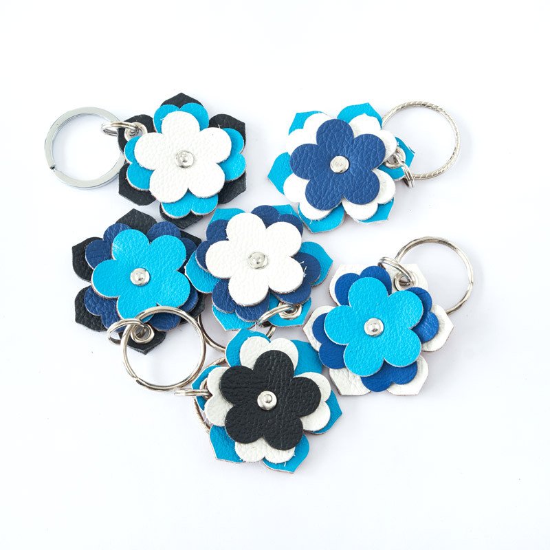 Obálka knihy KOŽENÝ PŘÍVĚŠEK KVĚTY (KLÍČENKA) od autora <br>